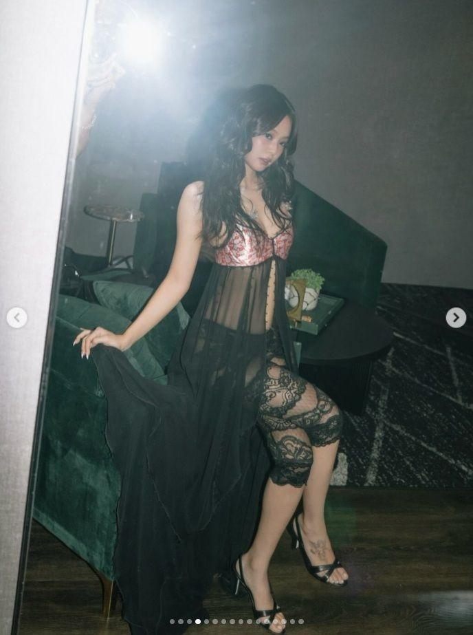 ジェニーの公式インスタグラム＠ｊｅｎｎｉｅｒｕｂｙｊａｎｅより　足の甲のタトゥーが話題に