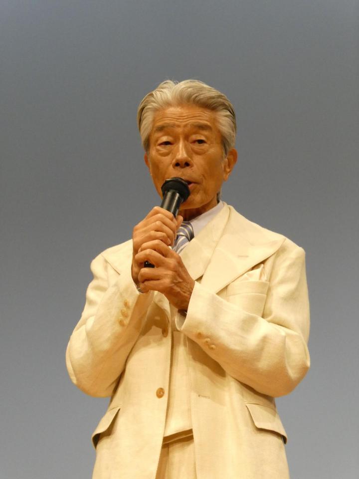 トークを行う倉田保昭
