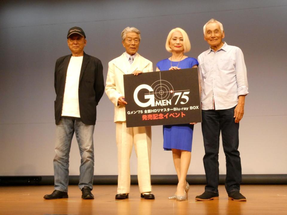 撮影に応じる（左から）伊吹剛、倉田保昭、藤田三保子、岡本富士太