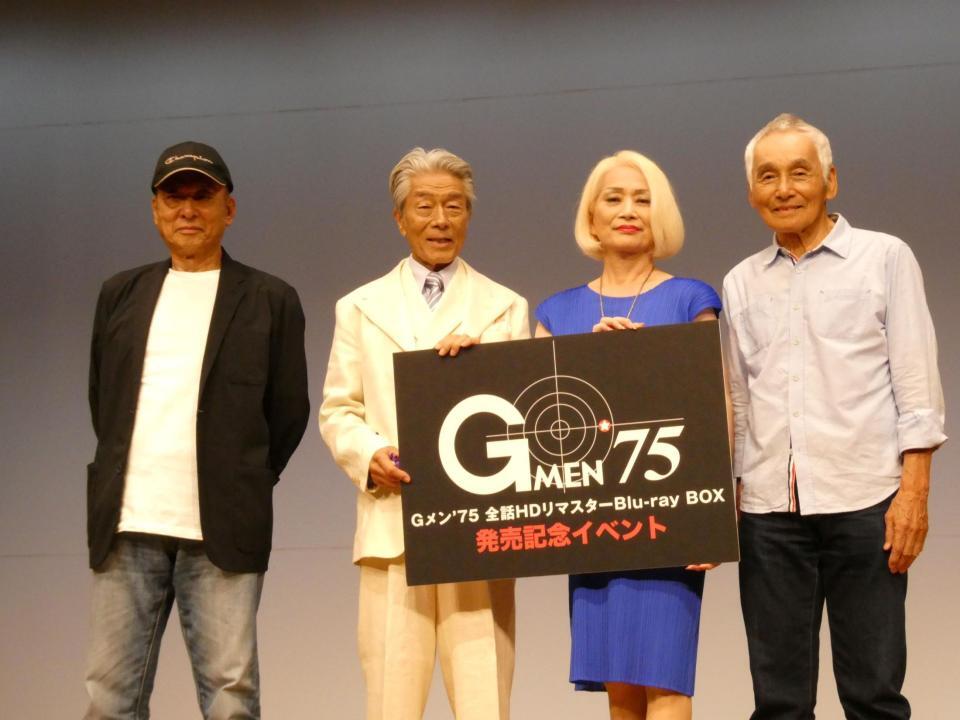 撮影に応じる（左から）伊吹剛、倉田保昭、藤田三保子、岡本富士太