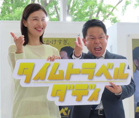 橋本マナミ（左）と共演する津田篤宏