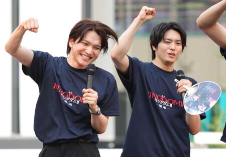 会場を盛り上げる三浦宏規（左）と高野洸