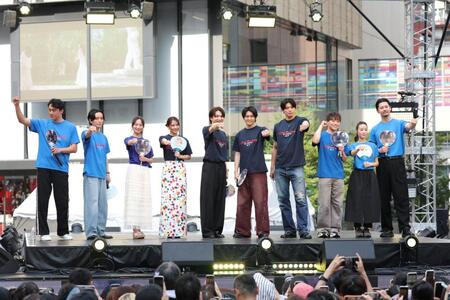 ポーズを決める（左から）渡辺大、竹内將人、華優希、山本千尋、三浦宏規、高野洸、東啓介、元木聖也、清水葉月、飯作雄太郎（撮影・棚橋慶太）