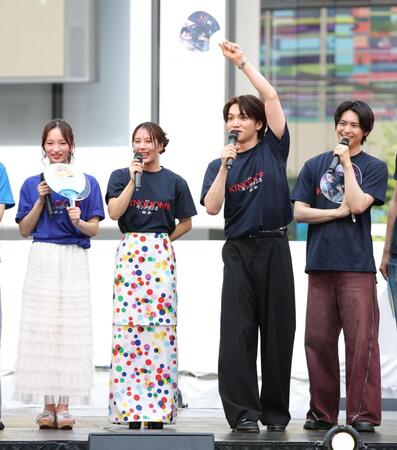 トークで盛り上がる（左から）華優希、山本千尋、三浦宏規、高野洸（撮影・棚橋慶太）