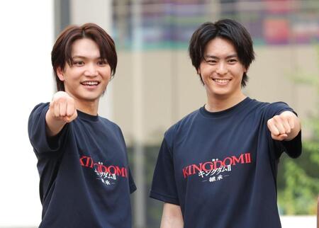 ポーズをとる三浦宏規（左）と高野洸（撮影・棚橋慶太）