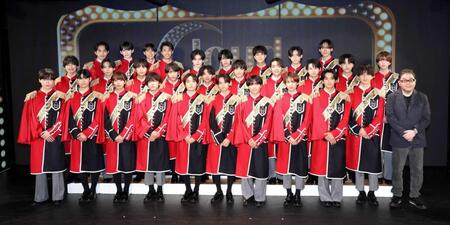 公演初日を前に意気込みを語ったＣｌｏｕｄ　ｔｅｎのメンバーたち。（前列左から）大和田歩夢、蓮水航太朗、上野誠治、駒井玲紅、望月清秀、平岡幹基、宇治斗真、冨澤琉、碩大翔、舩水健佑、プロデューサーの秋元康氏、（中列同）北凪晴、濱屋元希、阿部晴仁、松尾帆高、平石愛葵、興梠大和、稲葉斗真、福嶋涼斗、渡邊絢斗、根本純志、（後列同）深水柊人、本田高優、小峯佑斗、大瀬礼葵、福間しん、福田結聖、佐藤流星、西山巳喜多、木村陽（撮影・伊藤笙子）