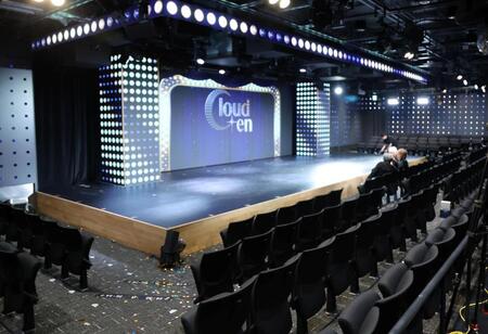 ステージと客席が近いＣｌｏｕｄ　ｔｅｎ　ＴＨＥＡＴＥＲ（撮影・吉澤敬太）