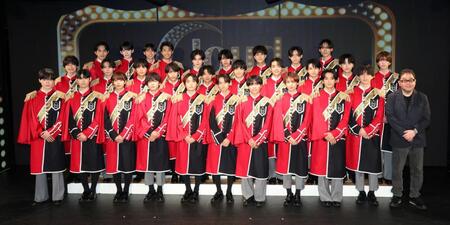 公演初日を前に意気込みを語ったＣｌｏｕｄ　ｔｅｎのメンバーたち。（前列左から）大和田歩夢、蓮水航太朗、上野誠治、駒井玲紅、望月清秀、平岡幹基、宇治斗真、冨澤琉、碩大翔、舩水健佑、プロデューサーの秋元康氏、（中列同）北凪晴、濱屋元希、阿部晴仁、松尾帆高、平石愛葵、興梠大和、稲葉斗真、福嶋涼斗、渡邊絢斗、根本純志、（後列同）深水柊人、本田高優、小峯佑斗、大瀬礼葵、福間しん、福田結聖、佐藤流星、西山巳喜多、木村陽（撮影・伊藤笙子）
