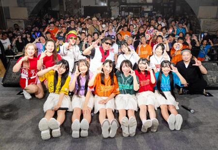 １４周年記念ライブを行ったＫＯＢｅｒｒｉｅＳ♪（前列）＝神戸市の神戸チキンジョージ
