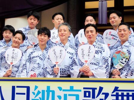 「八月納涼歌舞伎」の劇場前イベントで意気込みを書いたうちわを手にする（前列左から）尾上右近、坂東巳之助、中村七之助、松本幸四郎、中村勘九郎
