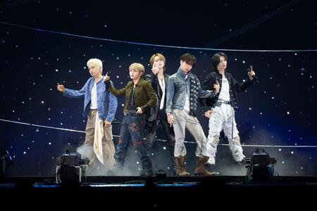 初の単独アリーナ公演でパフォーマンスするＳＴＡＲＧＬＯＷの（左から）ＫＡＮＯＮ、ＴＡＩＫＩ、ＲＵＩ、ＧＯＩＣＨＩ、ＡＤＡＭ（クレジット・川島伸一、内田章哉、今村智哉）