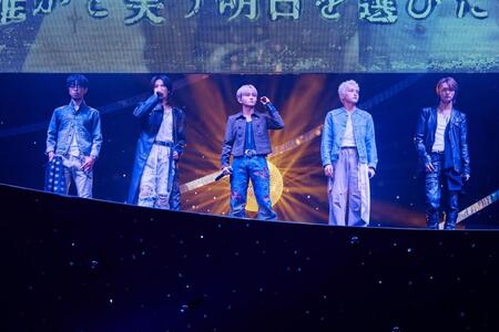 ステージで熱唱を見せつけた（左から）ＧＯＩＣＨＩ、ＡＤＡＭ、ＴＡＩＫＩ、ＫＡＮＯＮ、ＲＵＩ（クレジット：川島伸一、内田章哉、今村智哉）