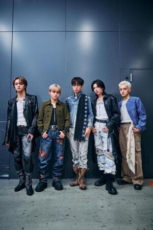 本番前にポーズを決めたＳＴＡＲＧＬＯＷ（左から）ＲＵＩ、ＴＡＩＫＩ、ＧＯＩＣＨＩ、ＡＤＡＭ、ＫＡＮＯＮ（クレジット：川島伸一、内田章哉、今村智哉）