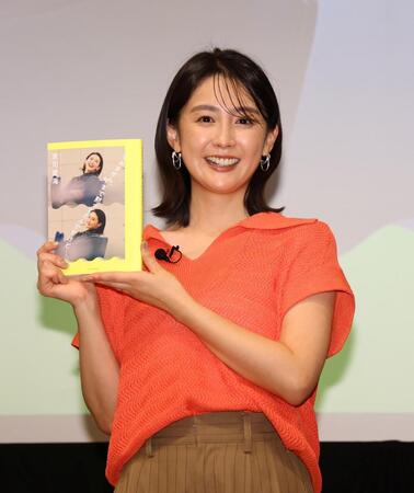ポーズをとるフジテレビ・宮司愛海アナウンサー（撮影・石井剣太郎）