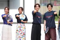 ポーズを取る（左から）華優希、山本千尋、三浦宏規、高野洸（撮影・棚橋慶太）