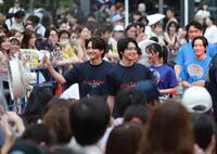 レッドカーペットを歩いて入場する（左から）三浦宏規、高野洸ら（撮影・棚橋慶太）