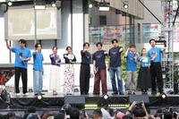 ポーズを決める（左から）渡辺大、竹内將人、華優希、山本千尋、三浦宏規、高野洸、東啓介、元木聖也、清水葉月、飯作雄太郎（撮影・棚橋慶太）