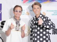 笑顔を見せる清水アキラ（左）と清水良太郎さん＝６月５日