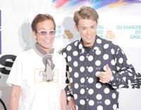 笑顔を見せる清水アキラ（左）と清水良太郎さん＝６月５日
