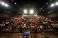 青森で生配信を行い観客と写真に収まる松本人志らⒸＤＯＷＮＴＯＷＮ＋