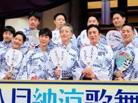 「八月納涼歌舞伎」の劇場前イベントで意気込みを書いたうちわを手にする（前列左から）尾上右近、坂東巳之助、中村七之助、松本幸四郎、中村勘九郎