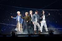 初の単独アリーナ公演でパフォーマンスするＳＴＡＲＧＬＯＷの（左から）ＫＡＮＯＮ、ＴＡＩＫＩ、ＲＵＩ、ＧＯＩＣＨＩ、ＡＤＡＭ（クレジット・川島伸一、内田章哉、今村智哉）