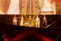 横浜アリーナのステージに登場したＳＴＡＲＧＬＯＷの（左から）ＧＯＩＣＨＩ、ＡＤＡＭ、ＴＡＩＫＩ、ＫＡＮＯＮ、ＲＵＩ（クレジット・川島伸一、内田章哉、今村智哉）