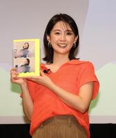 ポーズをとるフジテレビ・宮司愛海アナウンサー（撮影・石井剣太郎）