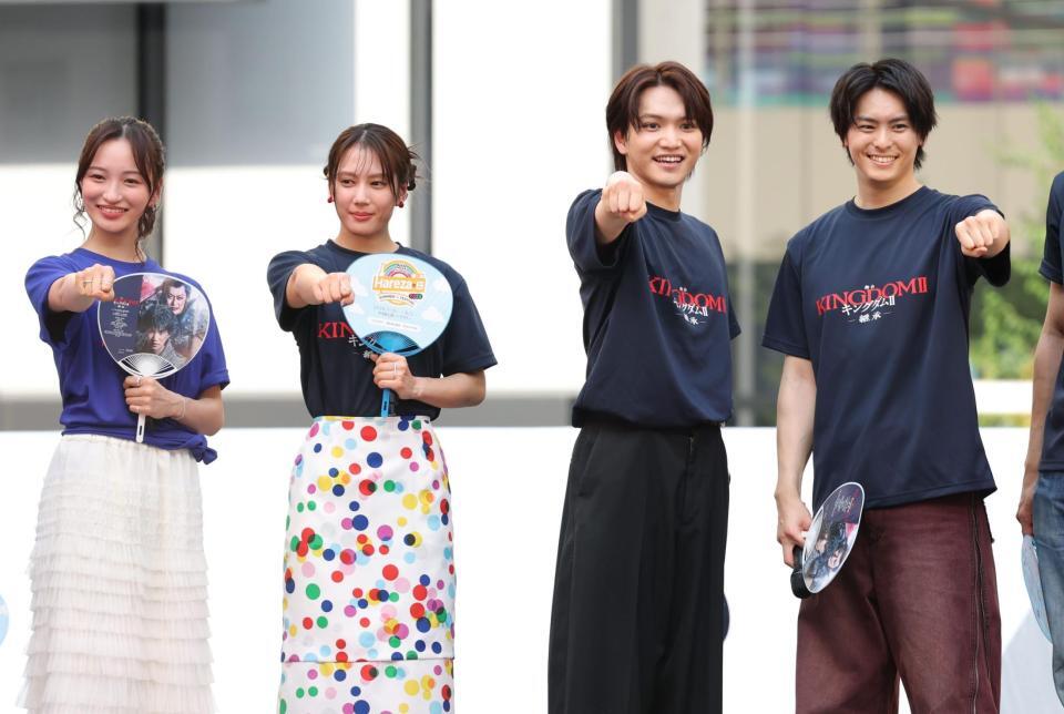 ポーズを取る（左から）華優希、山本千尋、三浦宏規、高野洸（撮影・棚橋慶太）