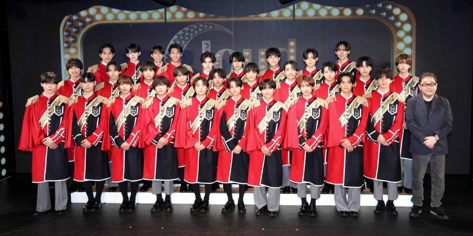 公演初日を前に意気込みを語ったＣｌｏｕｄ　ｔｅｎのメンバーたち。（前列左から）大和田歩夢、蓮水航太朗、上野誠治、駒井玲紅、望月清秀、平岡幹基、宇治斗真、冨澤琉、碩大翔、舩水健佑、プロデューサーの秋元康氏、（中列同）北凪晴、濱屋元希、阿部晴仁、松尾帆高、平石愛葵、興梠大和、稲葉斗真、福嶋涼斗、渡邊絢斗、根本純志、（後列同）深水柊人、本田高優、小峯佑斗、大瀬礼葵、福間しん、福田結聖、佐藤流星、西山巳喜多、木村陽（撮影・伊藤笙子）