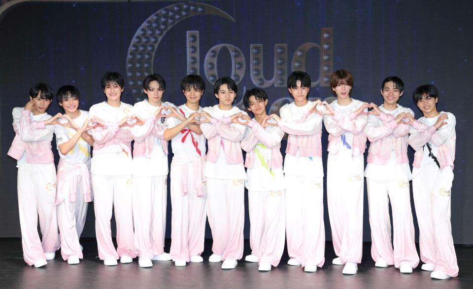 公演初日を前に意気込みを語ったＣｌｏｕｄ　ｔｅｎのメンバーたち。（左から）松尾帆高、興梠大和、北凪晴、濱屋元希、阿部晴仁、福嶋涼斗、平石愛葵、渡邊絢斗、根本純志、稲葉斗真、宇治斗真（撮影・伊藤笙子）