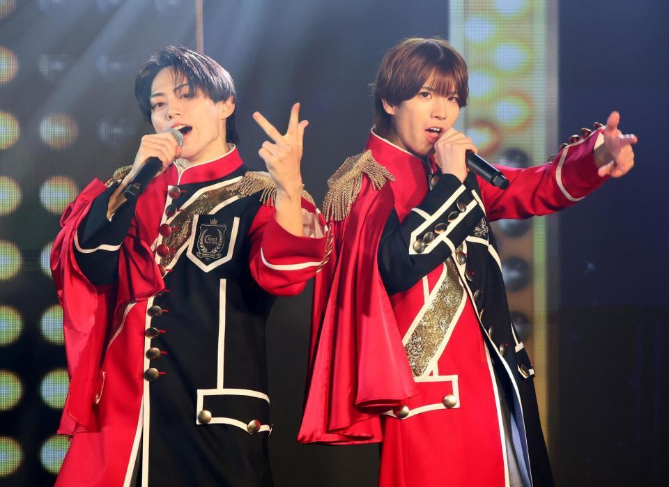 専用シアターでパフォーマンスするＣｌｏｕｄ　ｔｅｎの濱屋元希（左）と根本純志（撮影・伊藤笙子）