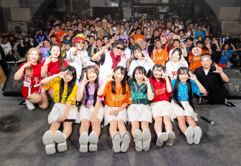 １４周年記念ライブを行ったＫＯＢｅｒｒｉｅＳ♪（前列）＝神戸市の神戸チキンジョージ