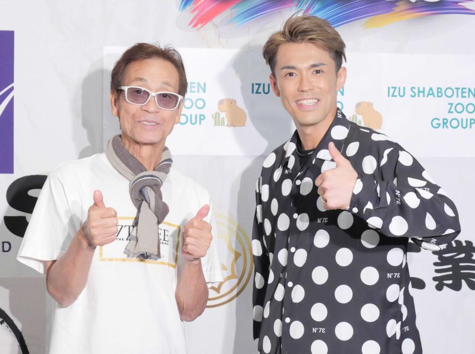 笑顔を見せる清水アキラ（左）と清水良太郎さん＝６月５日