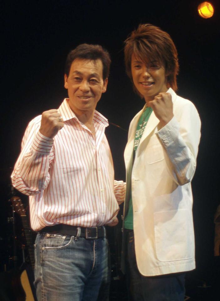 親子２ショットを初披露した清水アキラ（左）と清水良太郎＝２０２０年