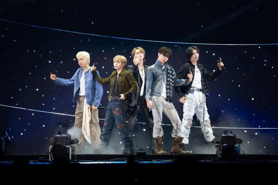 初の単独アリーナ公演でパフォーマンスするＳＴＡＲＧＬＯＷの（左から）ＫＡＮＯＮ、ＴＡＩＫＩ、ＲＵＩ、ＧＯＩＣＨＩ、ＡＤＡＭ（クレジット・川島伸一、内田章哉、今村智哉）