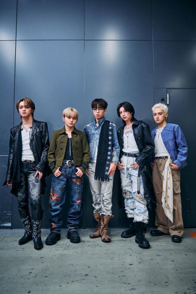 本番前にポーズを決めたＳＴＡＲＧＬＯＷ（左から）ＲＵＩ、ＴＡＩＫＩ、ＧＯＩＣＨＩ、ＡＤＡＭ、ＫＡＮＯＮ（クレジット：川島伸一、内田章哉、今村智哉）