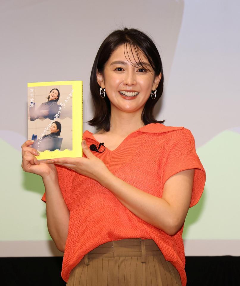 ポーズをとるフジテレビ・宮司愛海アナウンサー（撮影・石井剣太郎）