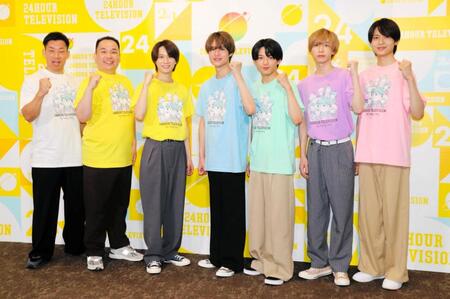 「２４時間テレビ４９」関西パート司会のミルクボーイ（左から）駒場孝、内海崇とサポーターを務める（左から３人目から）嶋﨑斗亜、大西風雅、真弓孟之、永岡蓮王、渡邉大我