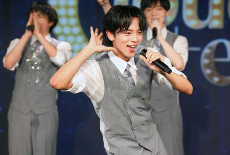 「ごめん　愛こそ全て」をパフォーマンスするＣｌｏｕｄ　ｔｅｎ