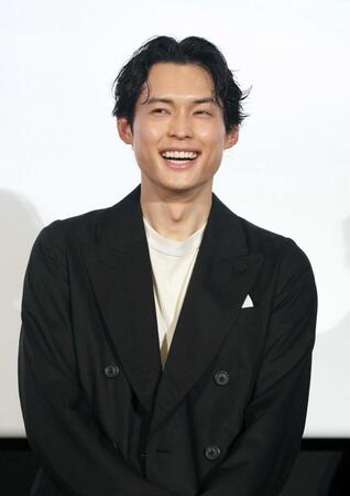 笑顔を見せる松村北斗