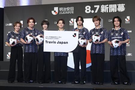 ポーズを決める（左から）松倉海斗、吉澤閑也、七五三掛龍也、宮近海斗、中村海人、川島如恵留、松田元太（撮影・佐々木彰尚）