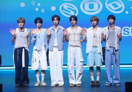 ポーズをとるＴＷＳの（左から）ＪＩＨＯＯＮ、ＨＡＮＪＩＮ、ＹＯＵＮＧＪＡＥ、ＤＯＨＯＯＮ、ＫＹＵＮＧＭＩＮ、ＳＨＩＮＹＵ（撮影・石井剣太郎）