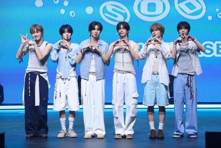 ポーズをとるＴＷＳの（左から）ＪＩＨＯＯＮ、ＨＡＮＪＩＮ、ＹＯＵＮＧＪＡＥ、ＤＯＨＯＯＮ、ＫＹＵＮＧＭＩＮ、ＳＨＩＮＹＵ（撮影・石井剣太郎）
