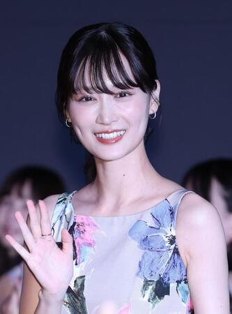 登場し笑顔の山下美月＝ザ・ガーデンホール（撮影・金田祐二）