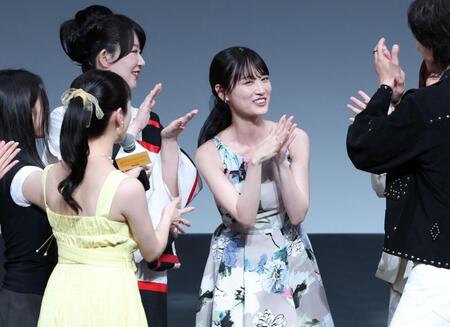 橋本環奈らに誕生日を祝福される山下美月＝ザ・ガーデンホール（撮影・金田祐二）