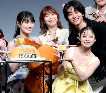 橋本環奈らに誕生日を祝福される山下美月＝ザ・ガーデンホール（撮影・金田祐二）