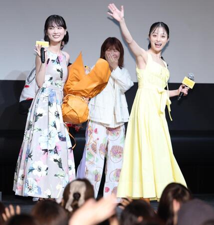 笑顔で降壇する橋本環奈（右）と山下美月＝ザ・ガーデンホール（撮影・金田祐二）