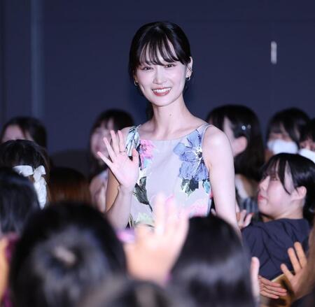 登場し笑顔の山下美月＝ザ・ガーデンホール（撮影・金田祐二）