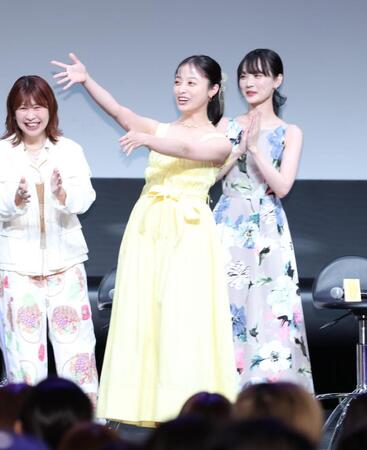 登壇し笑顔の橋本環奈（中）と山下美月＝ザ・ガーデンホール（撮影・金田祐二）